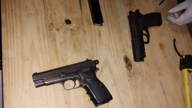 Trelew: quiso atacar a su ex, escapó armado y lo atraparon en una biblioteca con dos pistolas cargadas