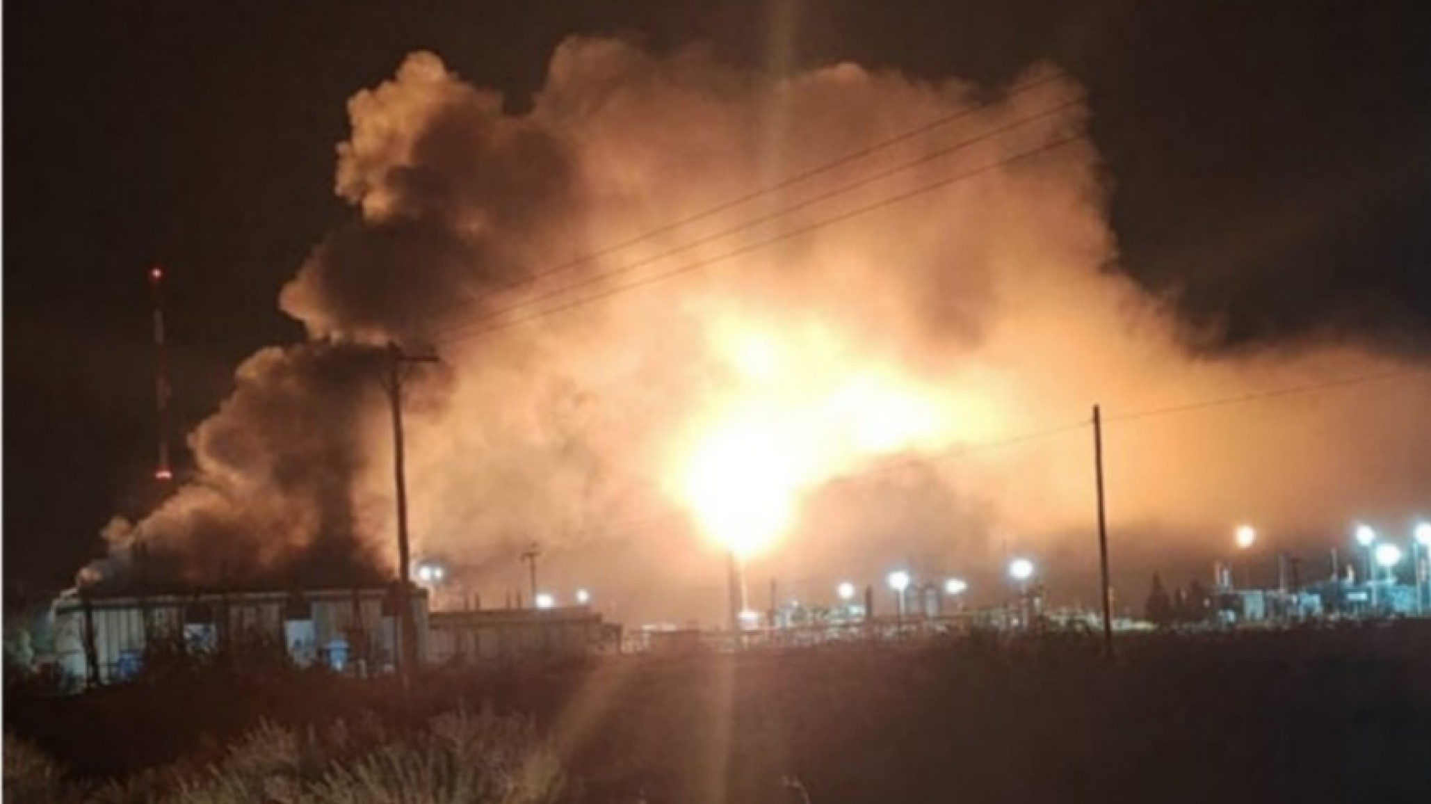 Se incendió la planta de gas de TGS en Centenario: llamas, explosiones y alarma entre los vecinos