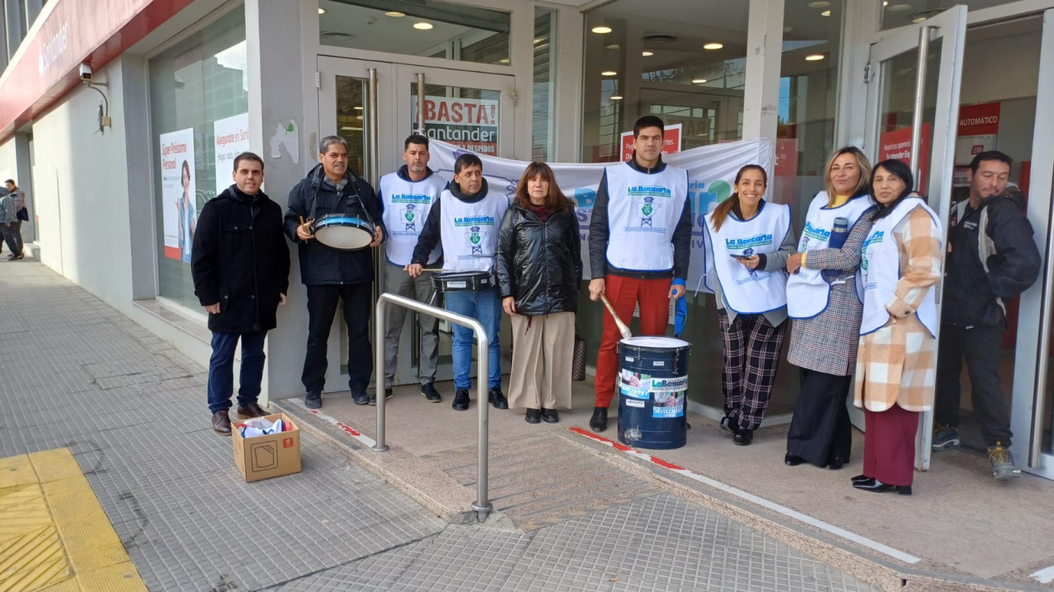 La Bancaria realiza la toma del Banco Santander en Comodoro y advierte que seguirán los reclamos