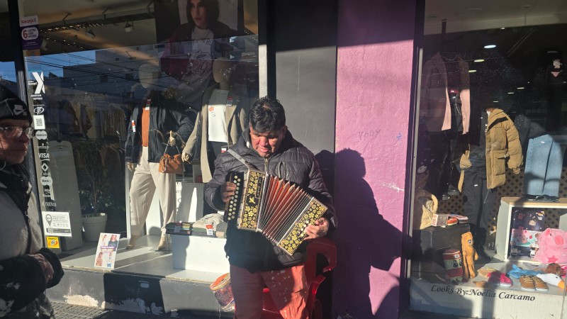 Peña solidaria en Comodoro: un músico callejero organiza un evento para afrontar el invierno