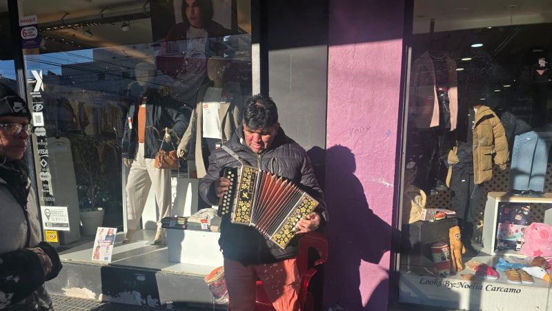 Peña solidaria en Comodoro: un músico callejero organiza un evento para afrontar el invierno