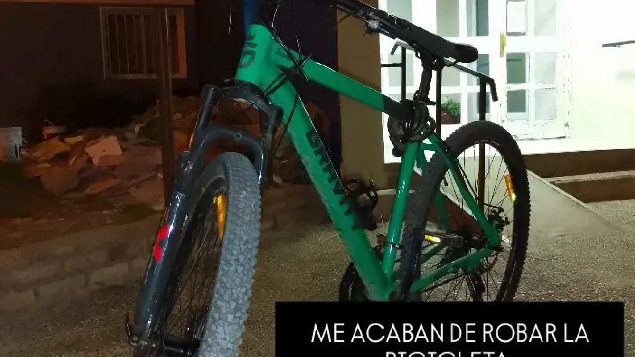 Le robaron la bicicleta a un repartidor y pide ayuda para recuperarla