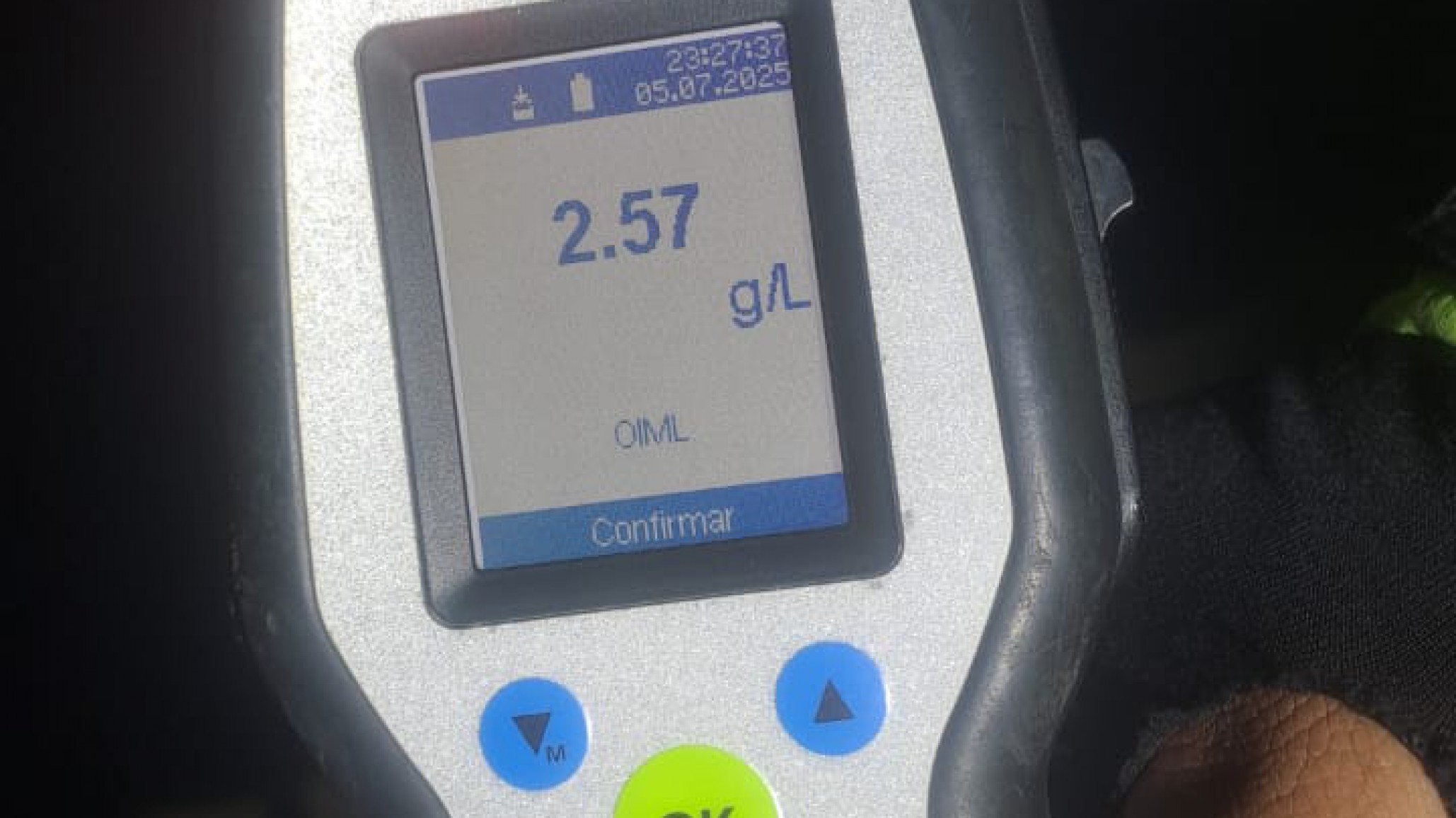 Salió a manejar alcoholizado y sin documentación: colisionó contra un montículo de tierra