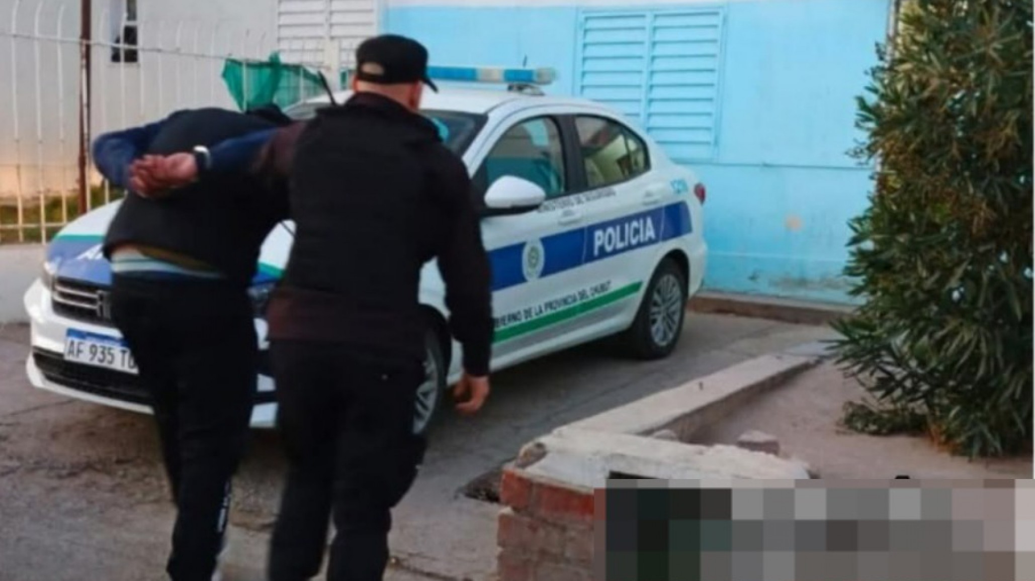 Robaron una rueda de auxilio y terminaron detenidos