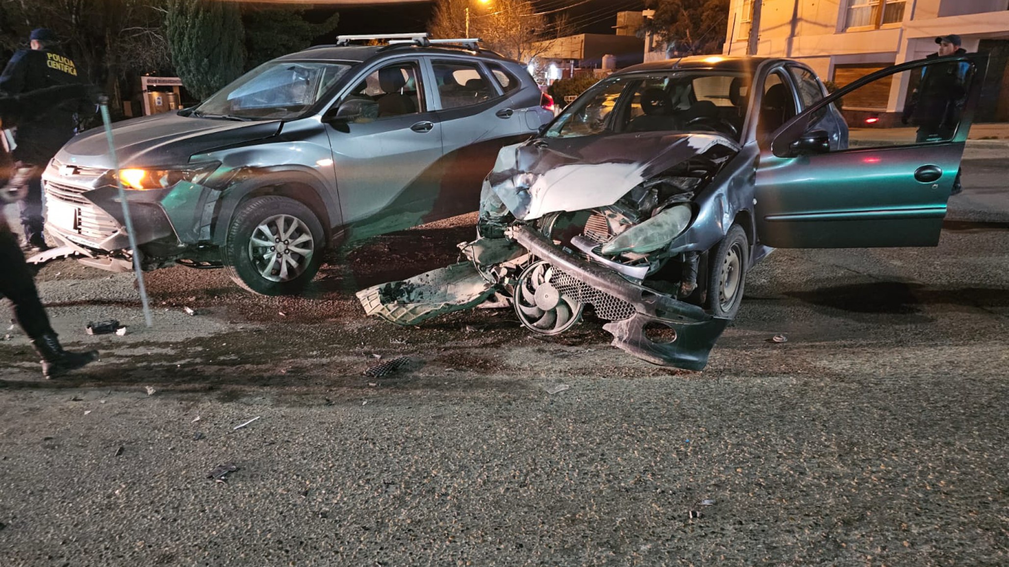 Tras un violento choque, un conductor fue trasladado al hospital por lesiones