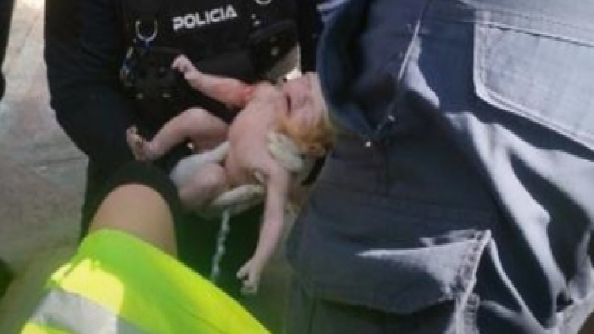 Plaza Independencia: Una mujer entró en trabajo de parto y dio a luz a su bebé en la vía pública