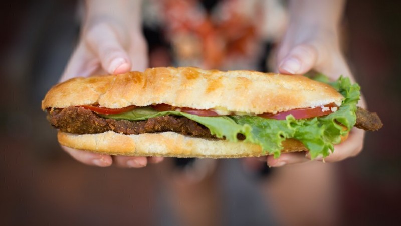 Insólito: intentó ingresar droga escondida en un sándwich de milanesa a una comisaría