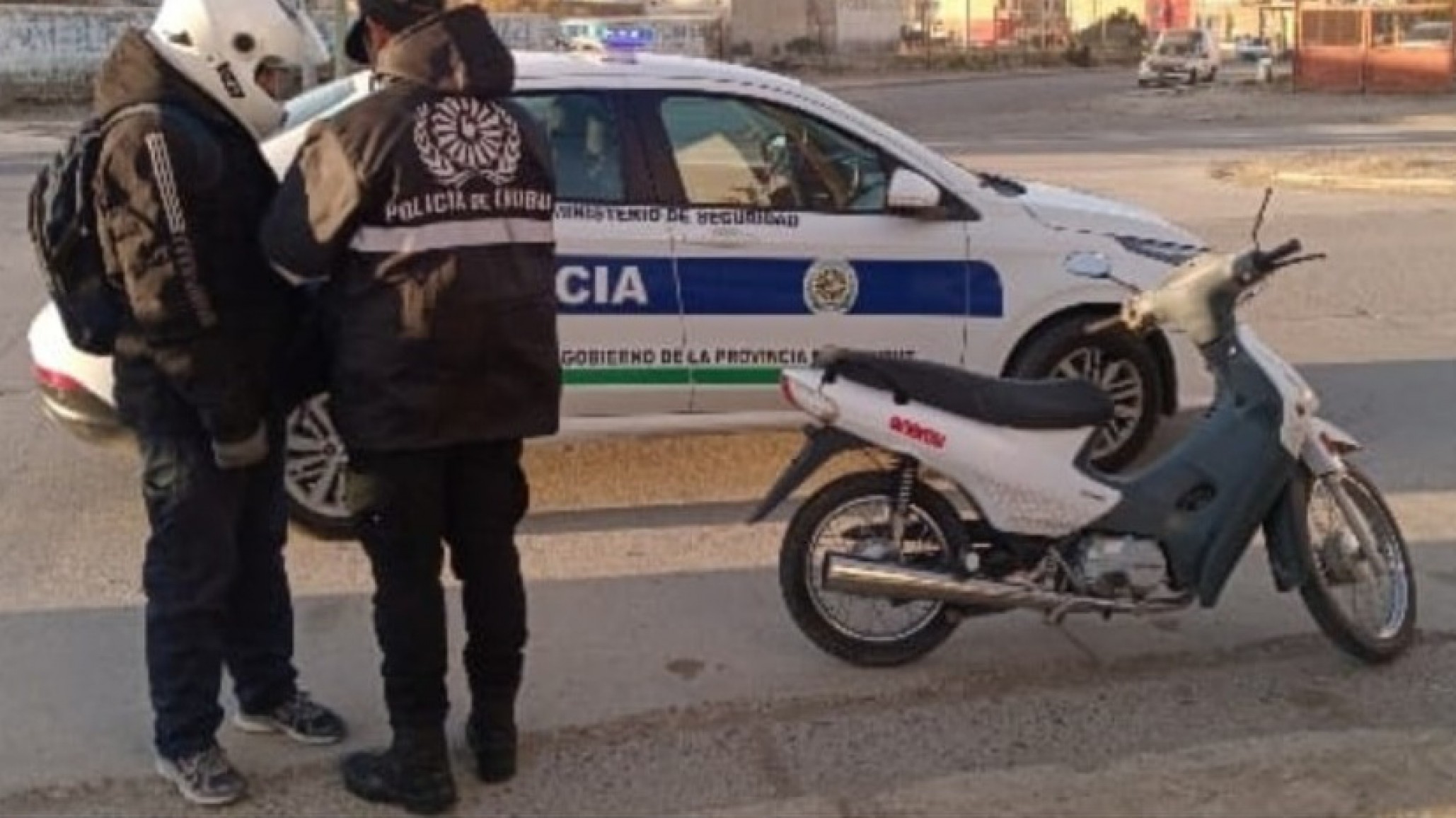 Le arrojó un objeto y quiso robarle: un detenido tras atacar a un motociclista en Av. Kennedy