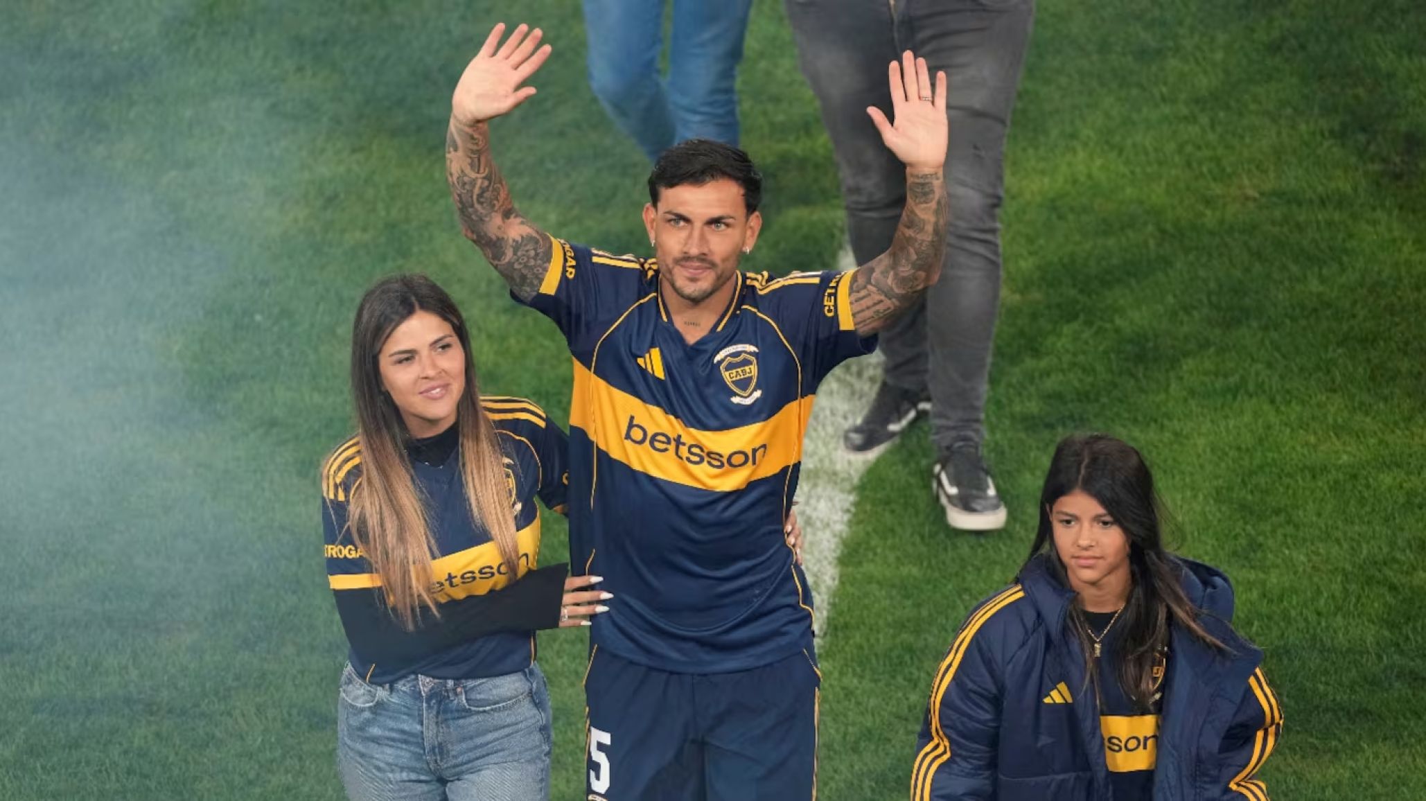 Leandro Paredes fue presentado en La Bombonera ante miles de hinchas