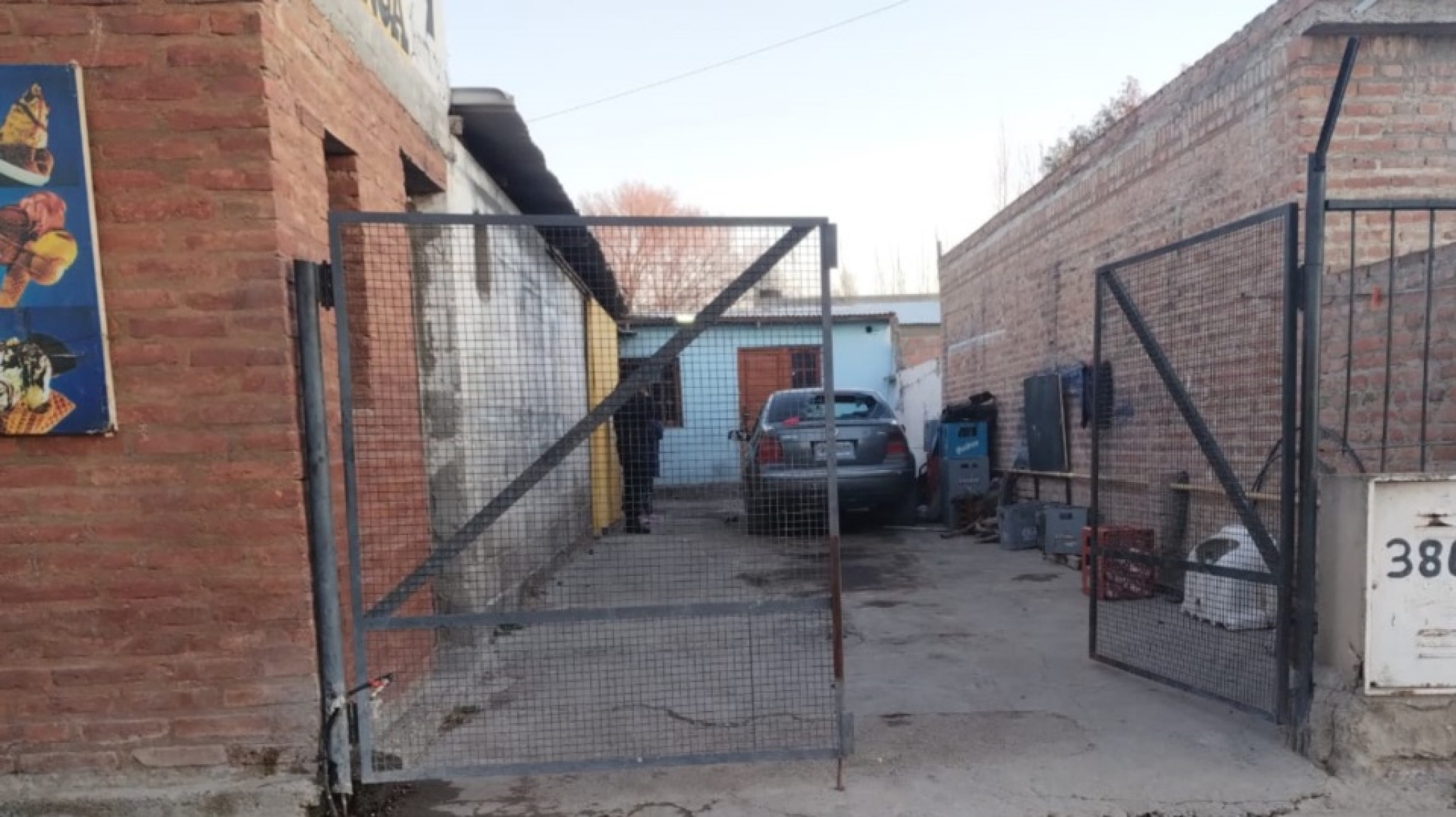 Destrozó el auto de su ex y horas después regresó a balearle la casa