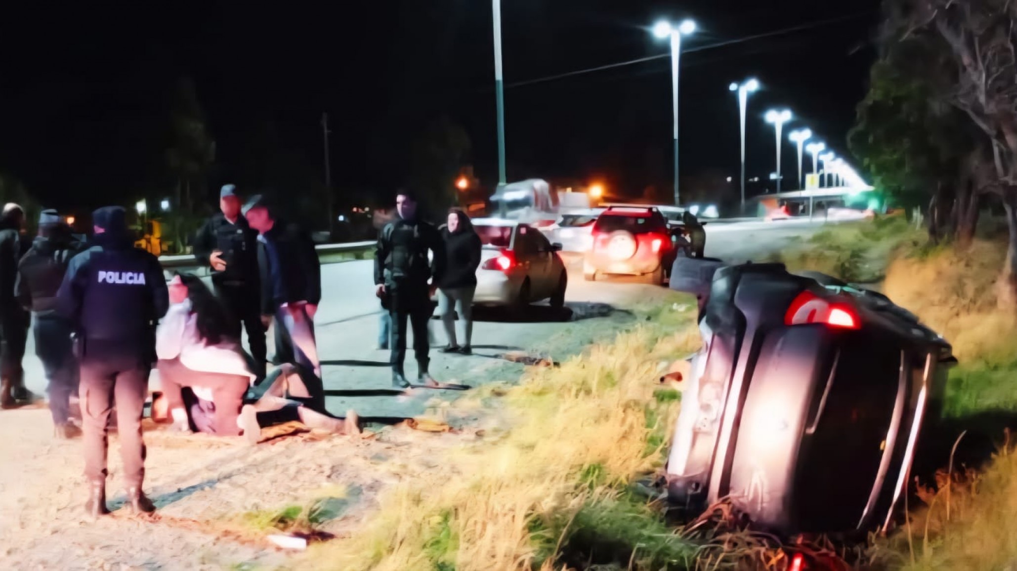 Lo denunció su ex pareja, volcó y descubrieron que tenía dos impactos de bala y un arma