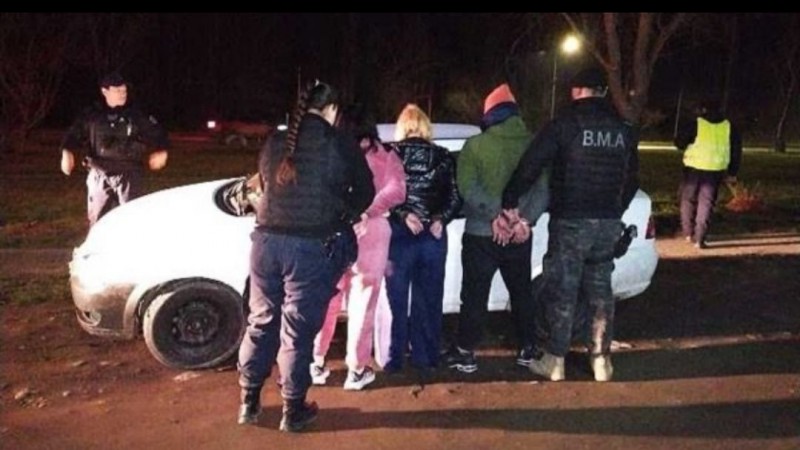 Tres comodorenses detenidos en El Bolsón por estafas: iban con dos menores y tenían prohibido salir de Chubut