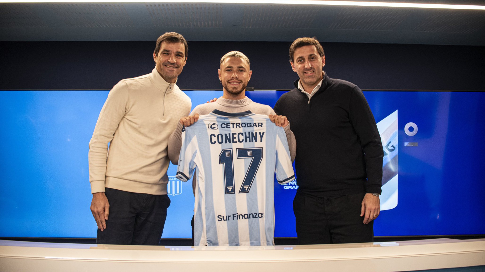 El comodorense Tomás Conechny fue presentado como refuerzo de Racing