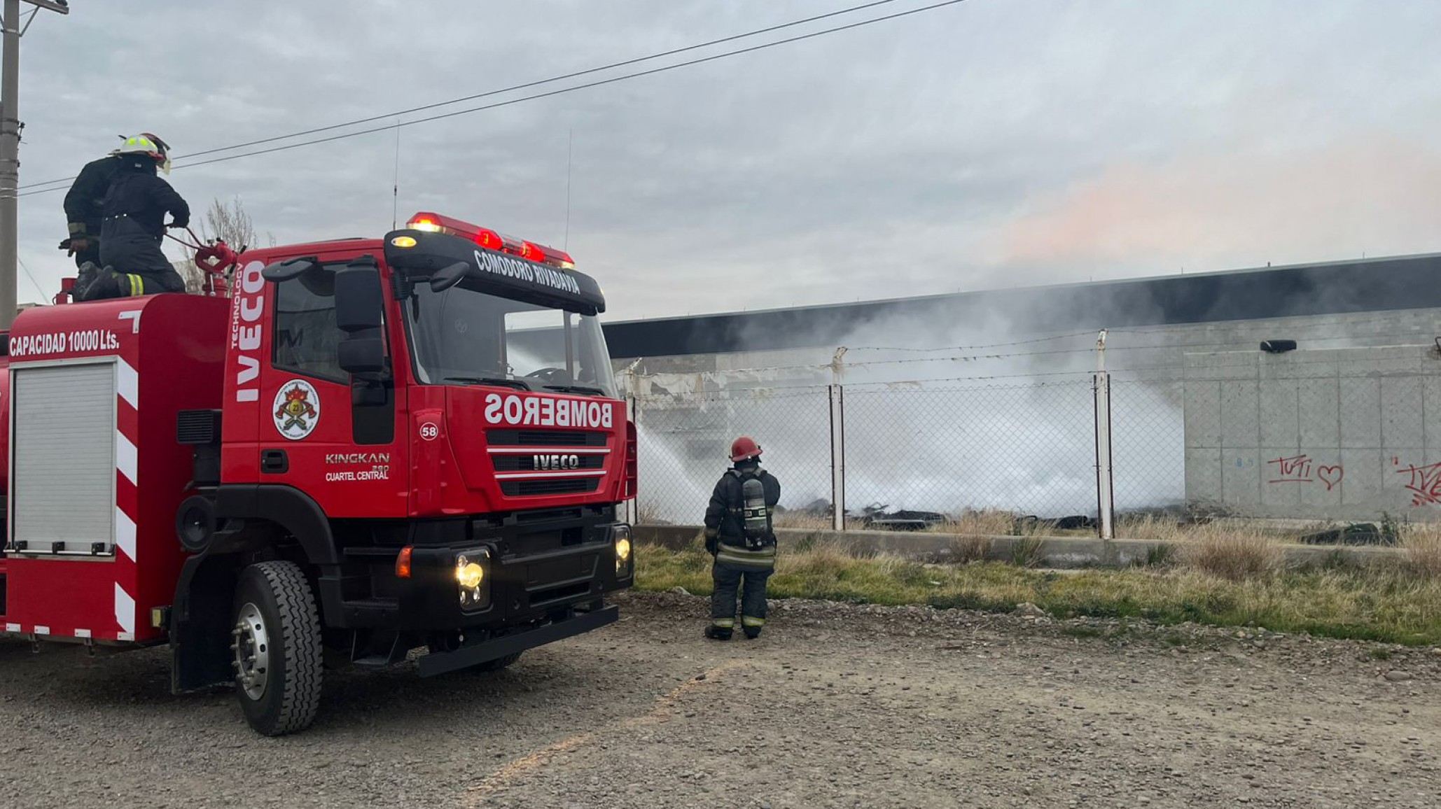 Incendio de cubiertas en el barrio Stella Maris: los bomberos sofocaron el foco ígneo