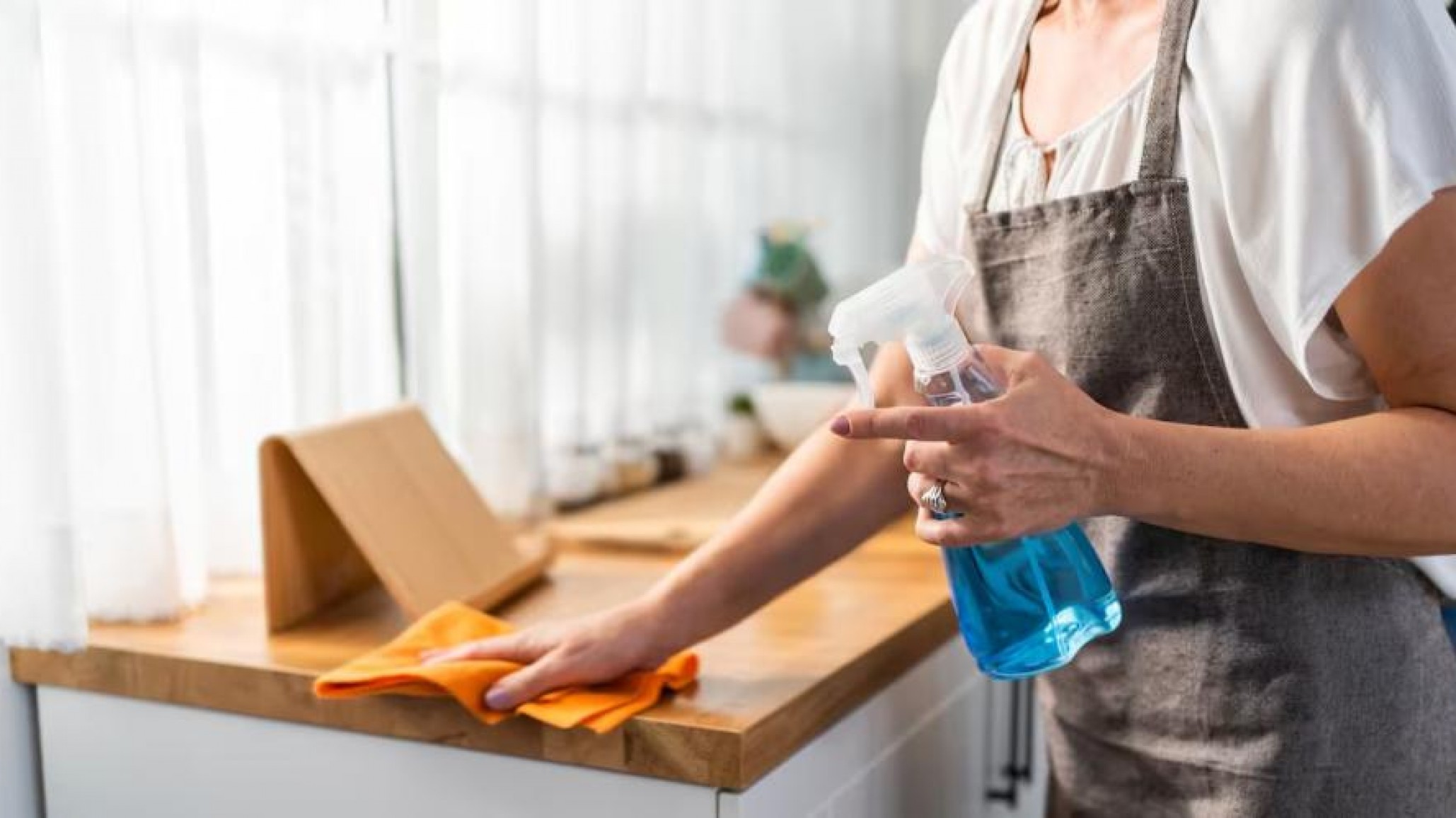 Aumentó la hora, pero hay mucho desempleo doméstico: "Hoy la patrona se arremanga y limpia ella"