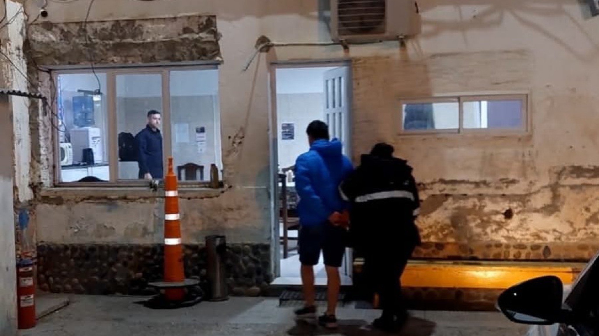 Intentó entrar a robar en una casa y fue reducido por el dueño: era un policía