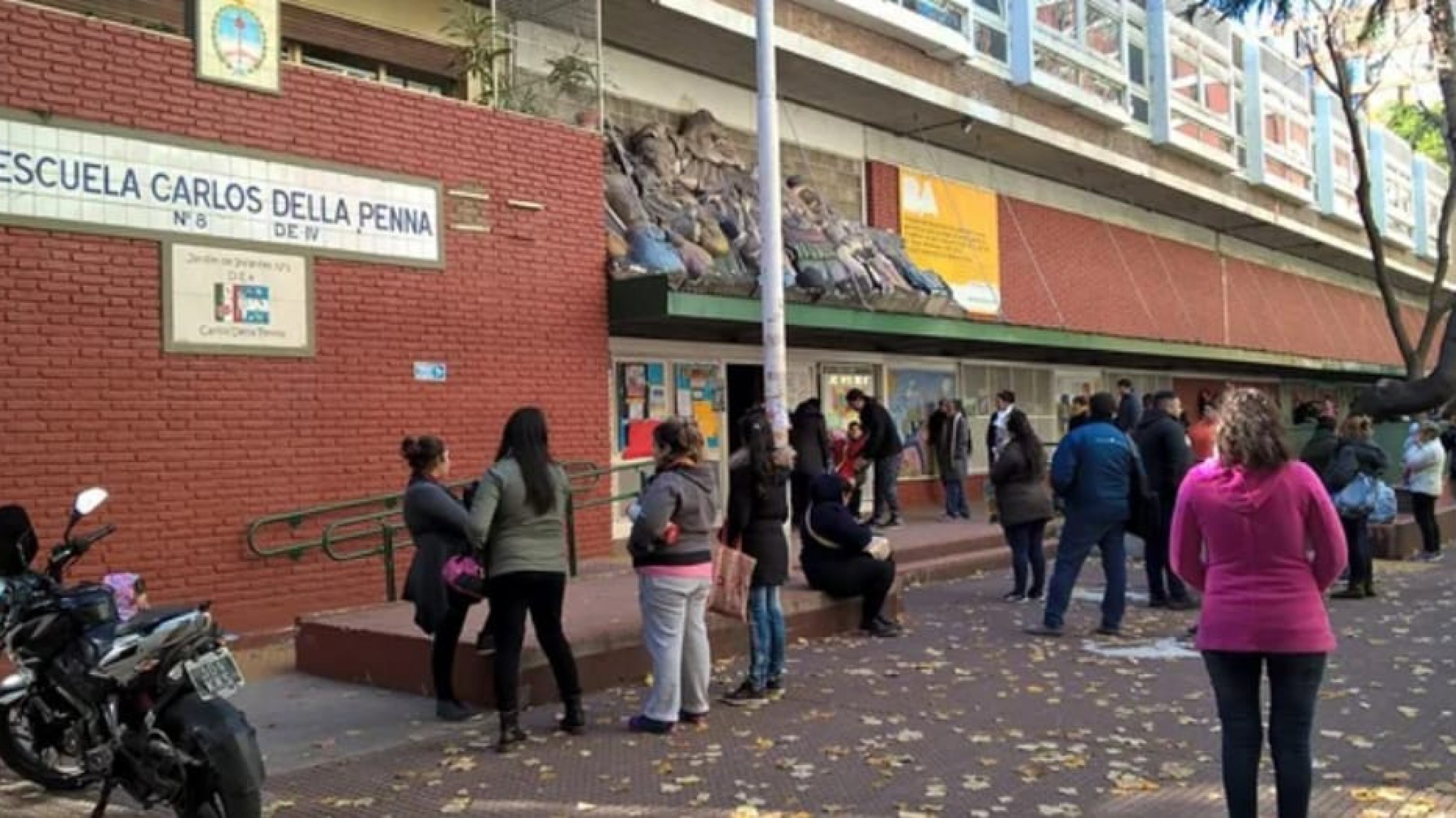 Detuvieron a la mamá y a la abuela de un alumno por atacar al director con una birome