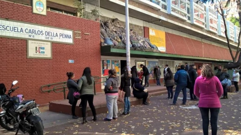 Detuvieron a la mamá y a la abuela de un alumno por atacar al director con una birome