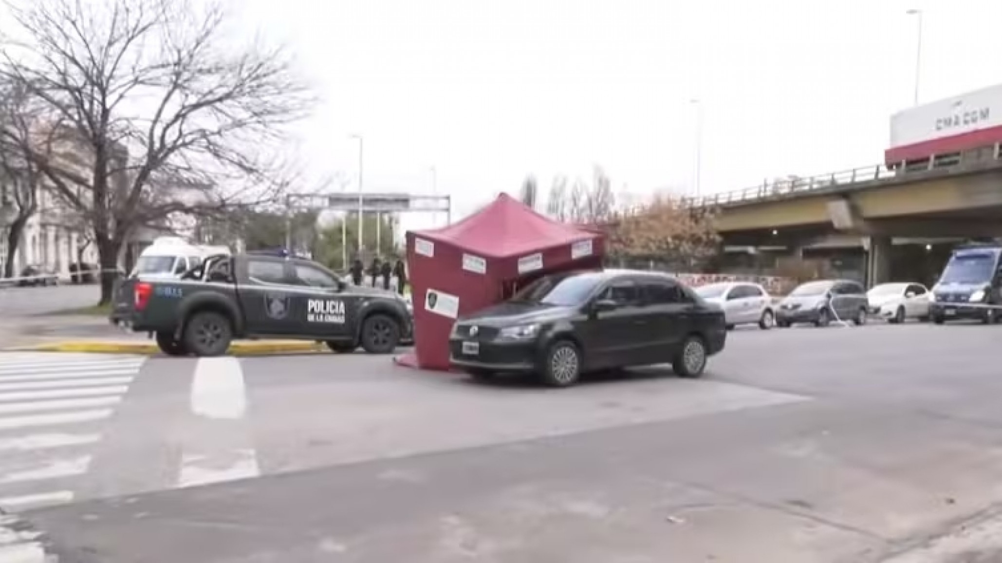 Un policía mató a un motochorro que intentó robarle el auto