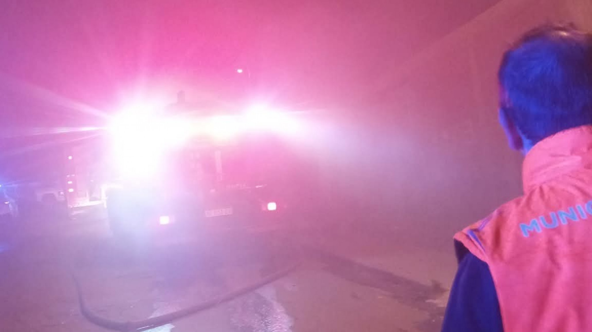 Una colilla de cigarrillo provocó un incendio que destruyó una casa: un menor fue asistido