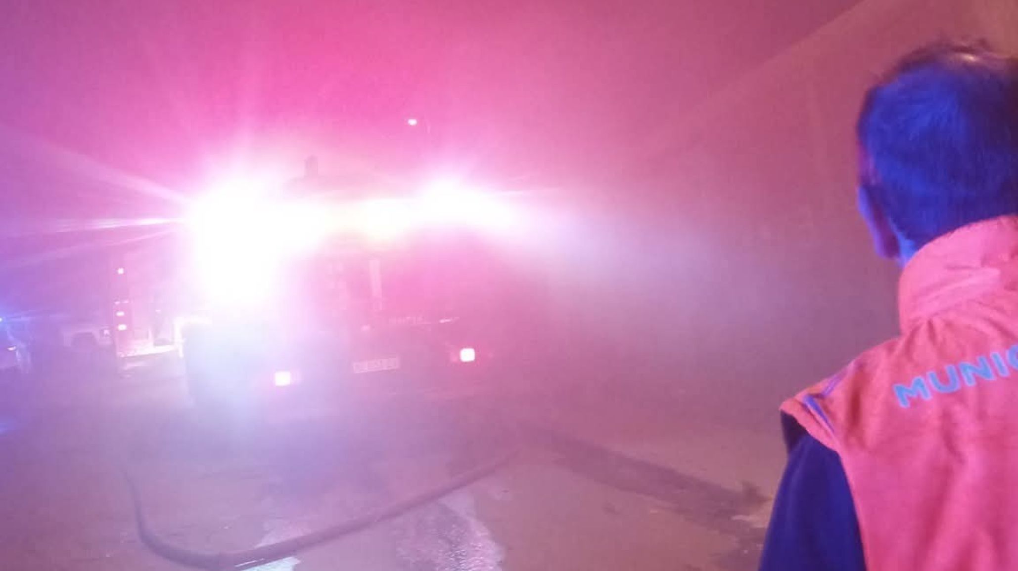 Una colilla de cigarrillo provocó un incendio que destruyó una casa: un menor fue asistido