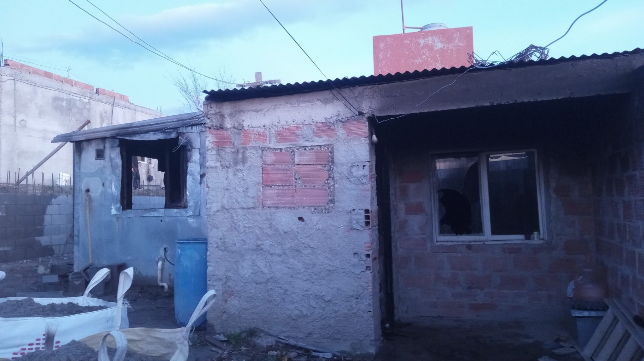 La familia que perdió todo en un incendio en el barrio Moure pide ayuda: "por favor, ayúdenme"