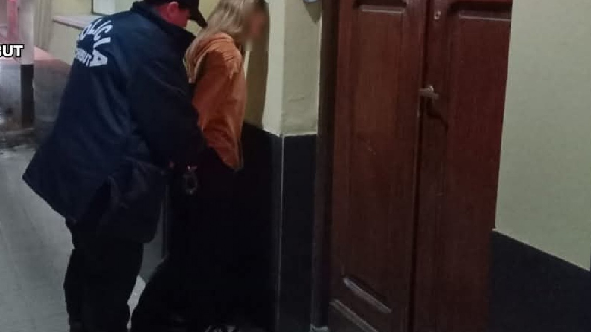 Una joven de 22 años destrozó la puerta de un local céntrico y terminó detenida