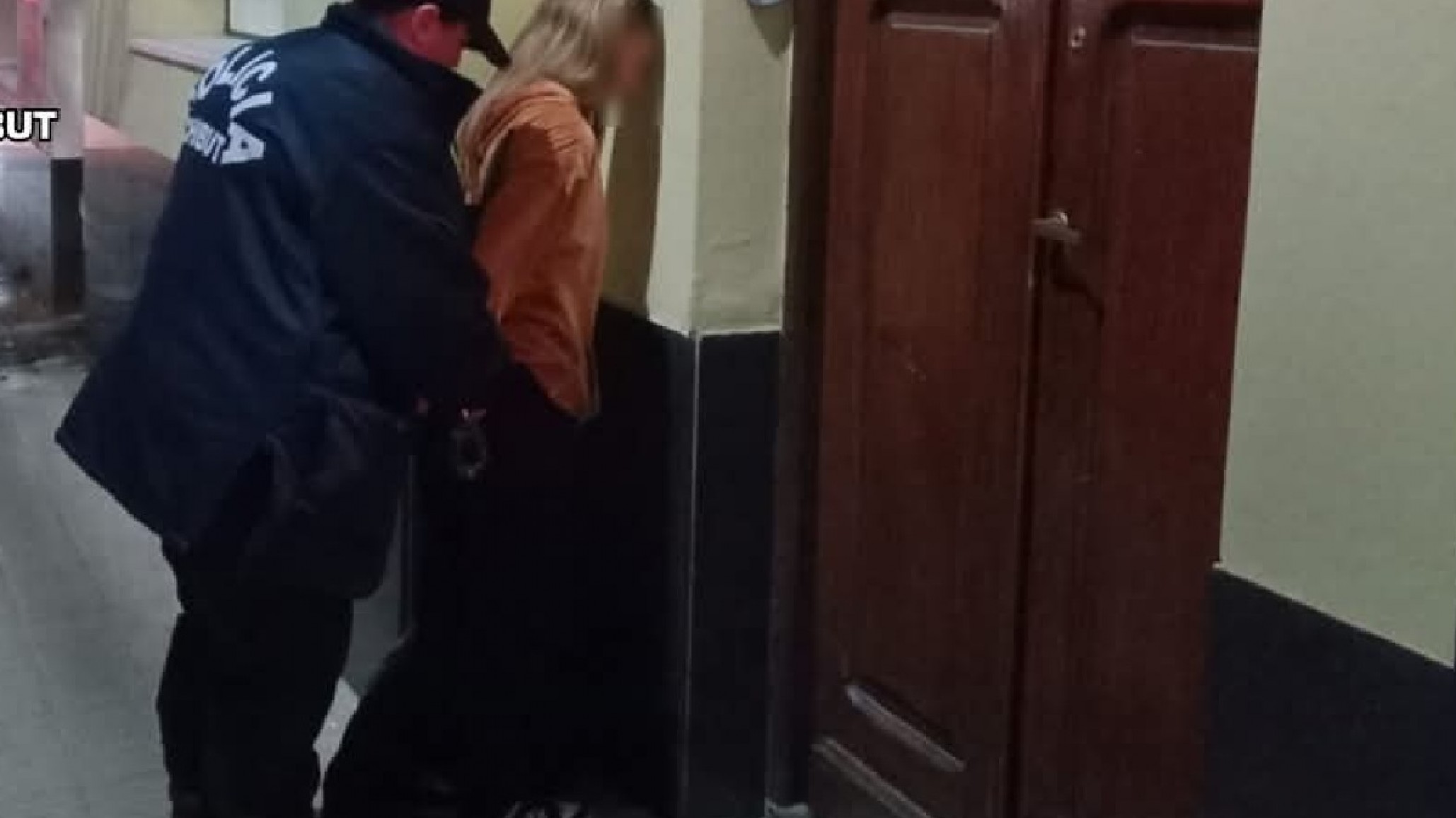 Una joven de 22 años destrozó la puerta de un local céntrico y terminó detenida