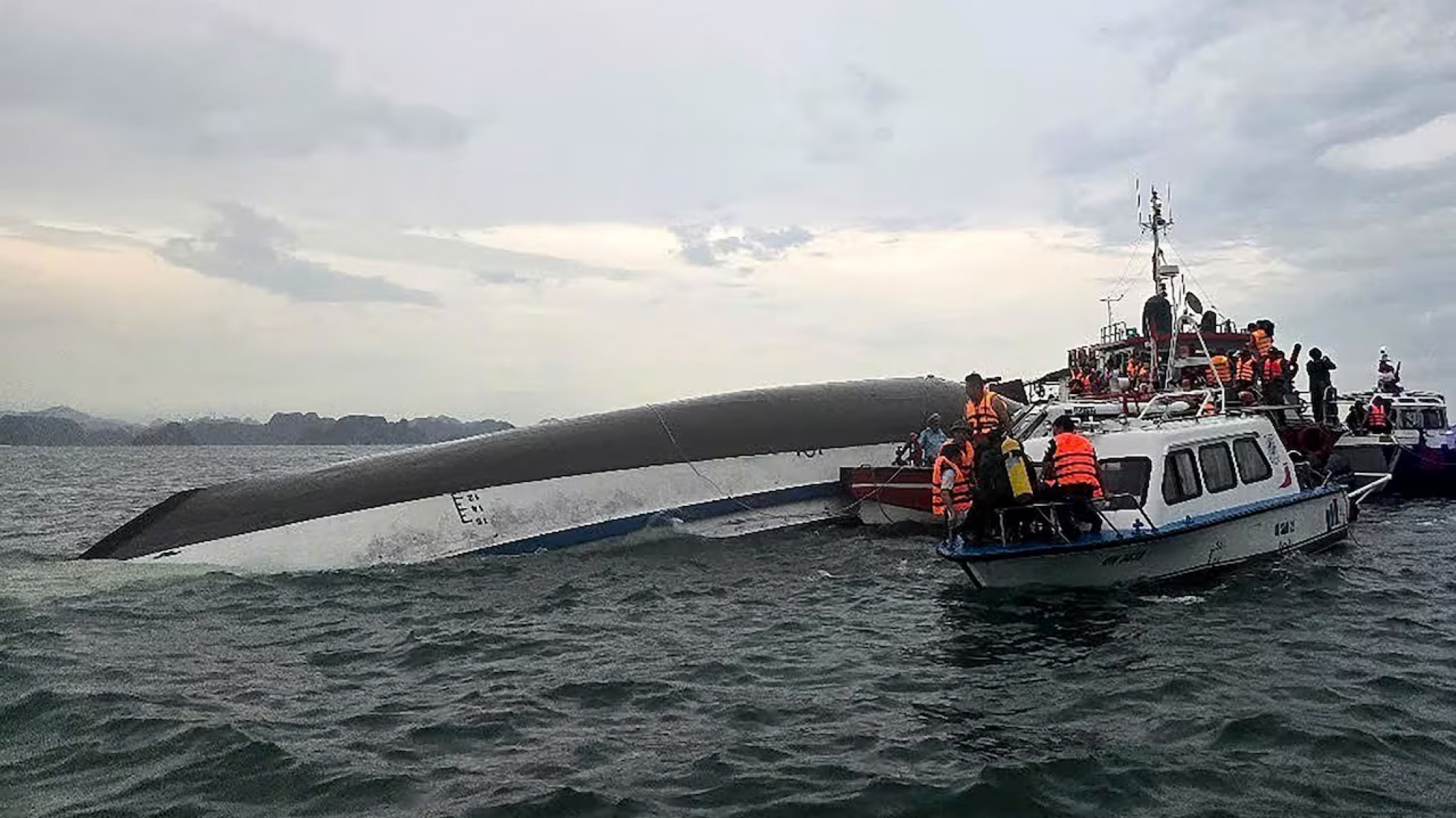 Tragedia fatal en Vietnam: Un crucero naufragó y murieron 34 personas