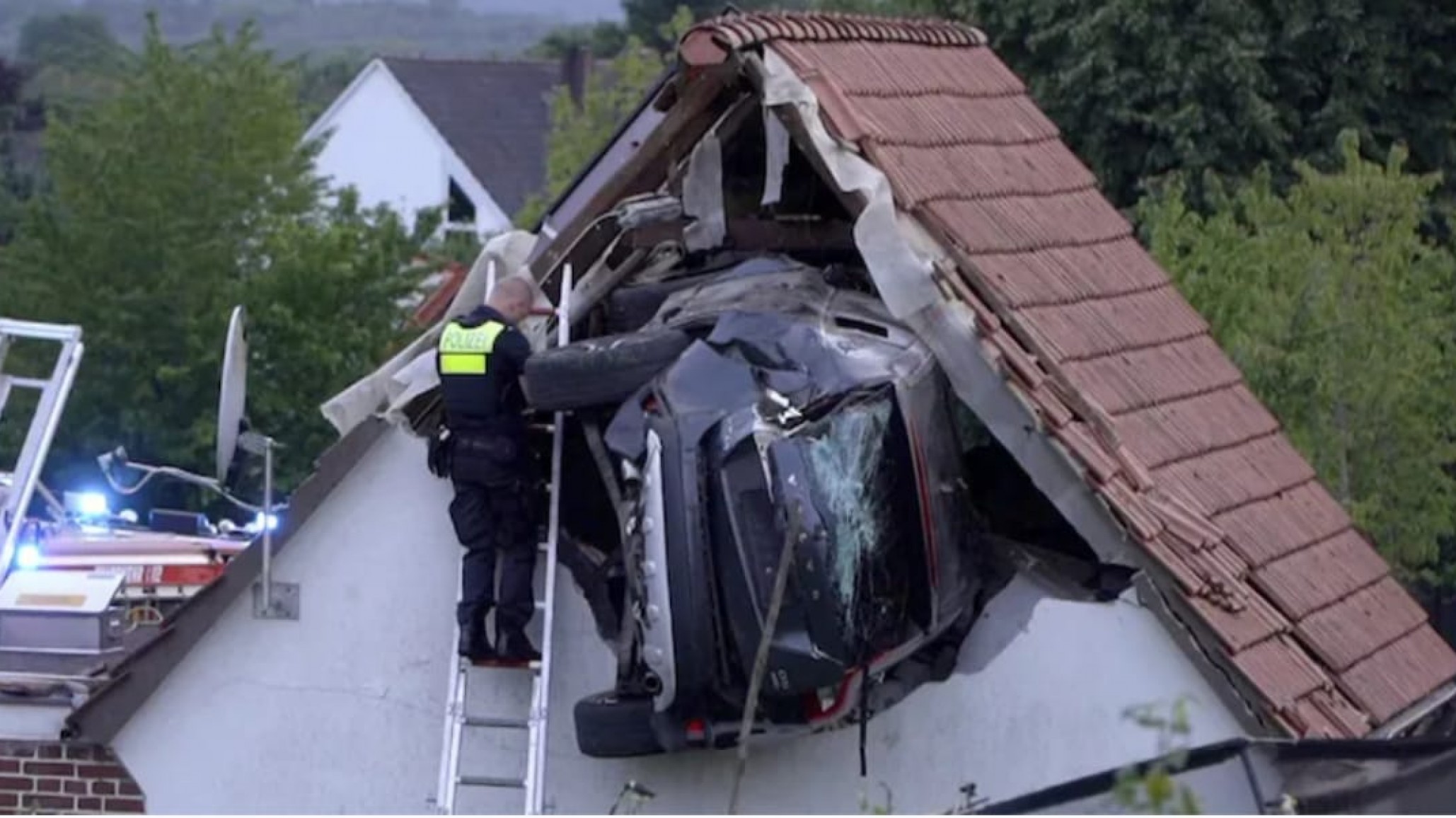Atropelló a un niño que jugaba en un trampolín y terminó incrustado en el techo de un granero