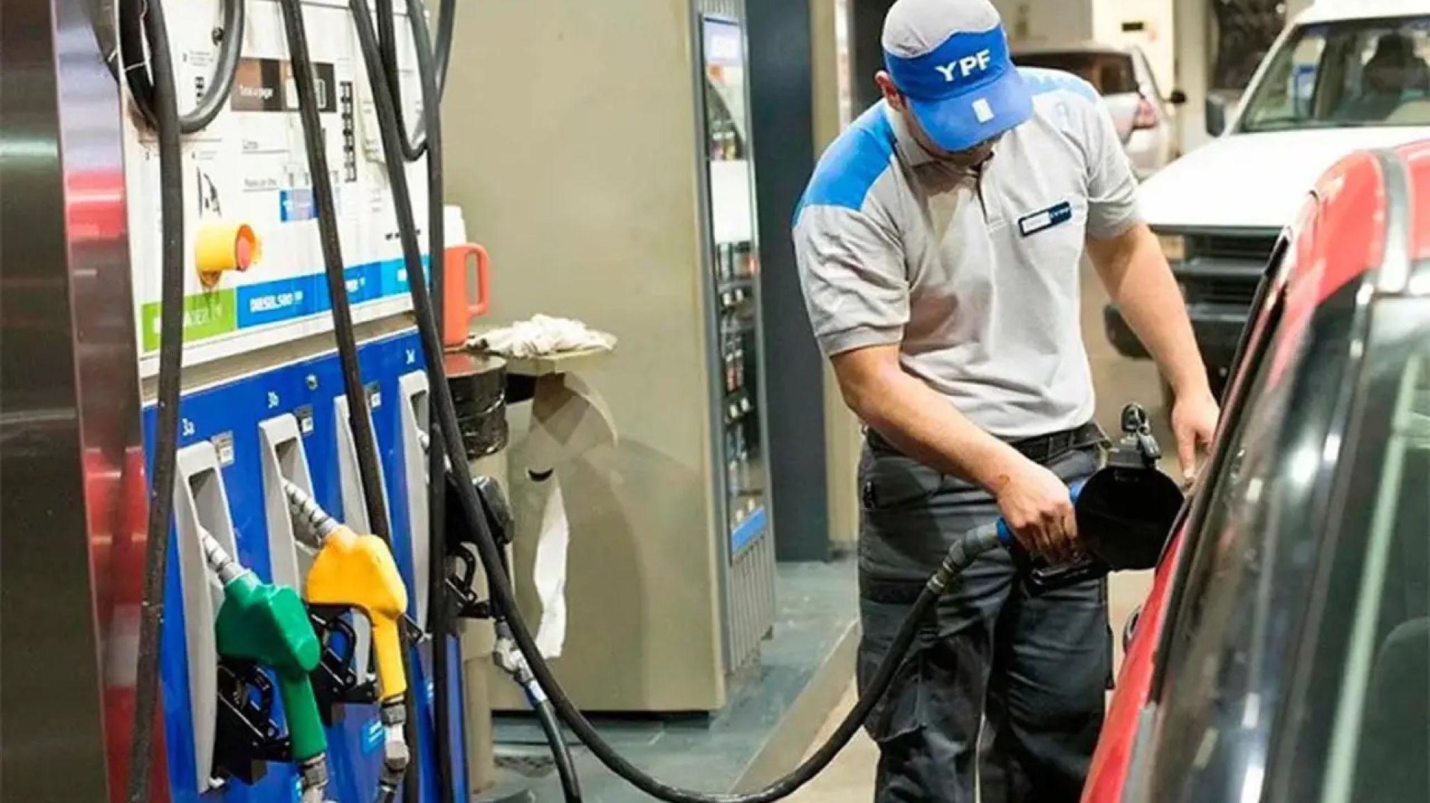 Tras el aumento del 2,5%, muchos cargan combustible de madrugada y aprovechan descuentos de apps y bancos
