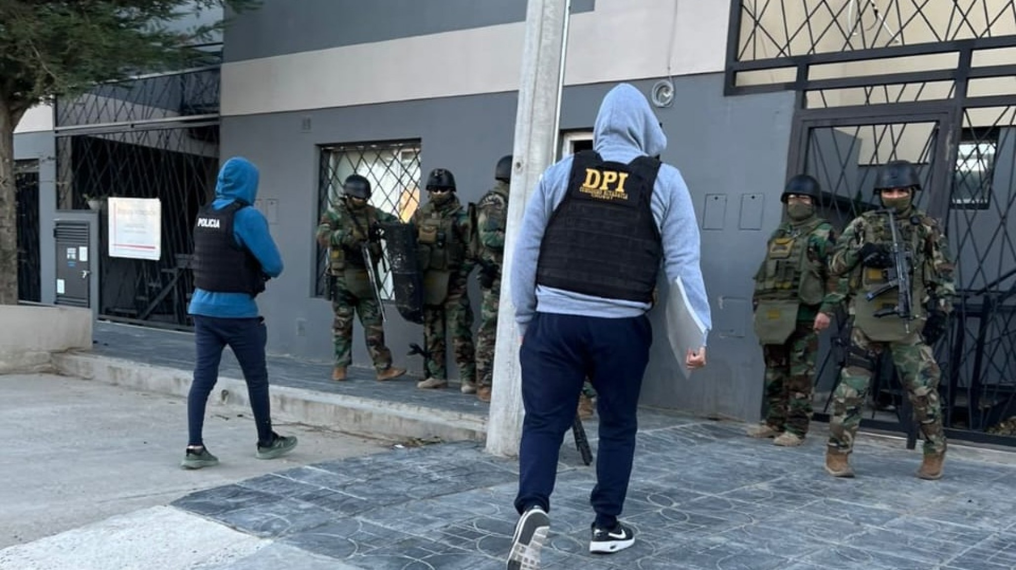 Balaceras reiteradas en distintos barrios de Comodoro y un mismo auto: hay un detenido