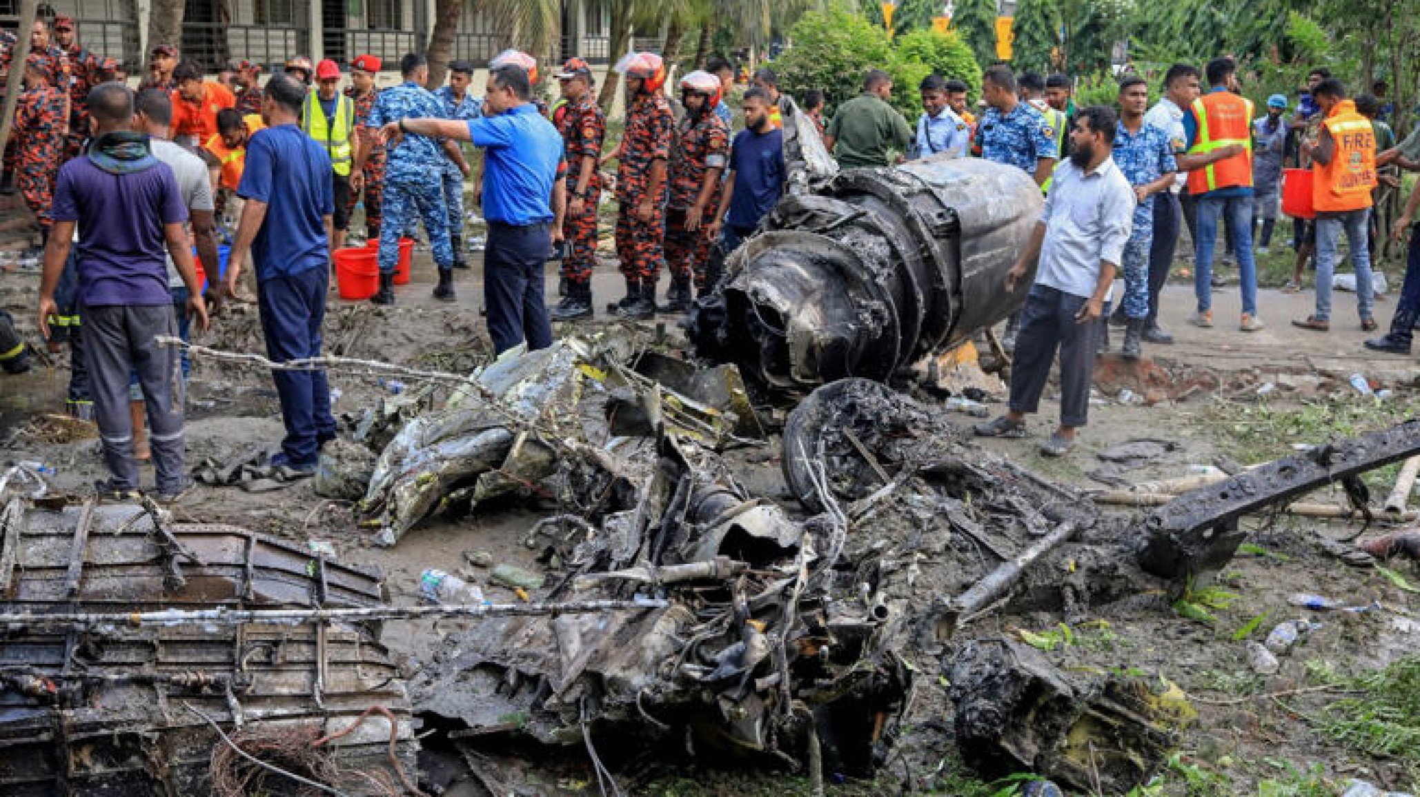 Tragedia: un avión militar cayó sobre una escuela y dejó 27 muertos