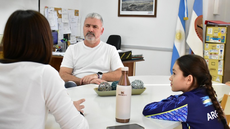 Hernán Martínez recibió a Isabella Chávez, rumbo a su primer sudamericano de patín