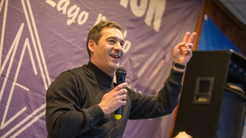 Masivo acompañamiento a Luque en Esquel: "El peronismo está más vivo que nunca y son ustedes los que nos dieron las fuerzas"