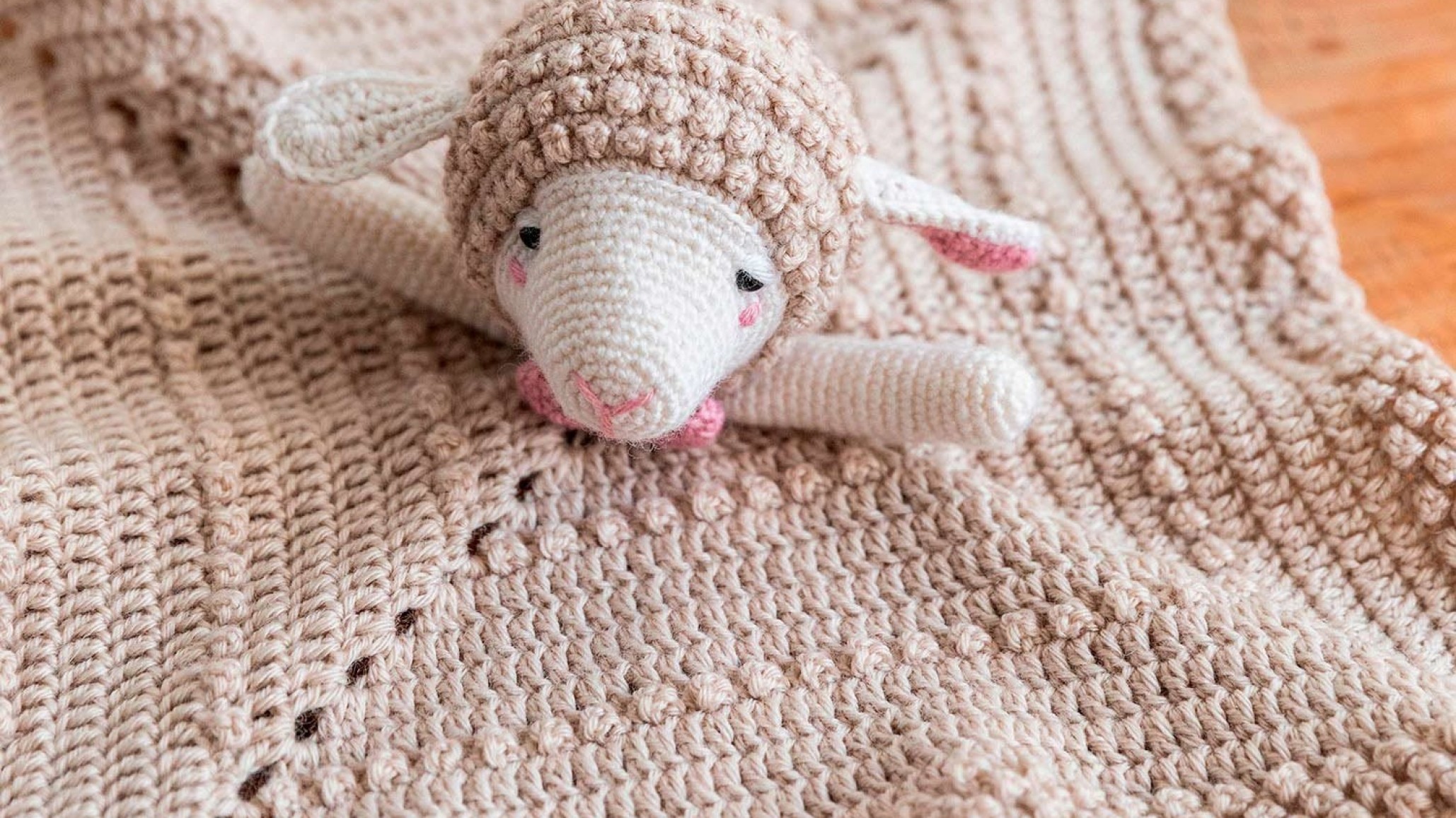 Diadema lanza una colecta de hilo y lana para confeccionar mantitas de apego para recién nacidos en el hospital