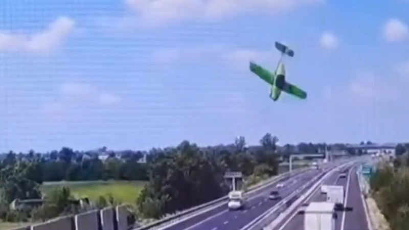 Dos muertos al estrellarse una avioneta sobre una autopista en Italia