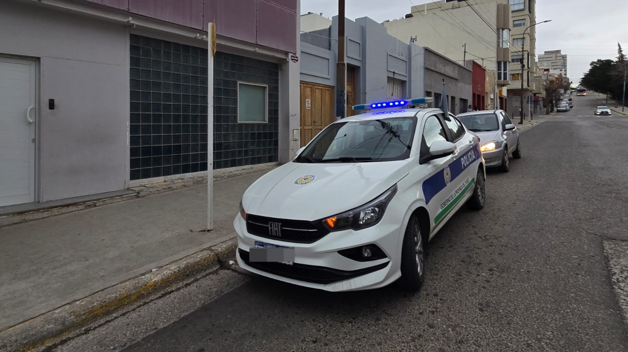 "Se bajó del colectivo, caminó unos metros, se tomó el pecho y cayó": hallaron sin vida a una mujer en Rivadavia al 700