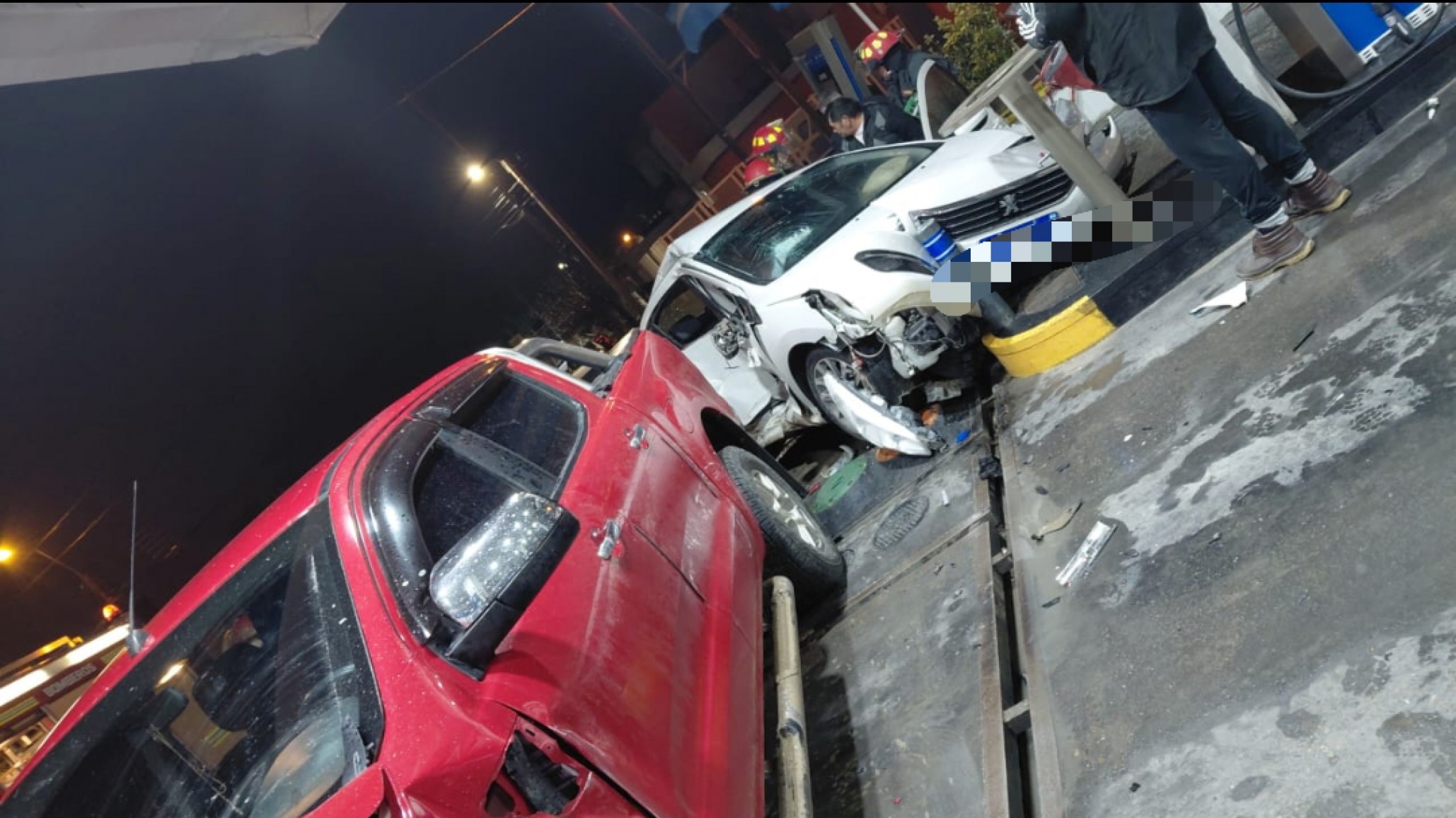 Hubo un choque frente a una estación de servicio en Km 5: dos heridos trasladados al Hospital Alvear