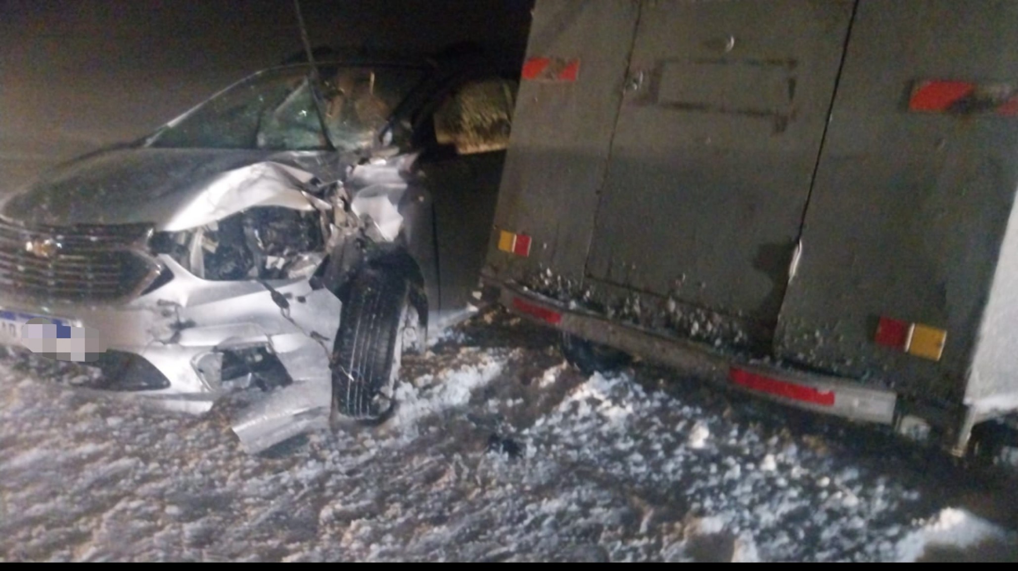 Tres personas heridas tras un choque entre un auto y un camión cerca de Pico Salamanca