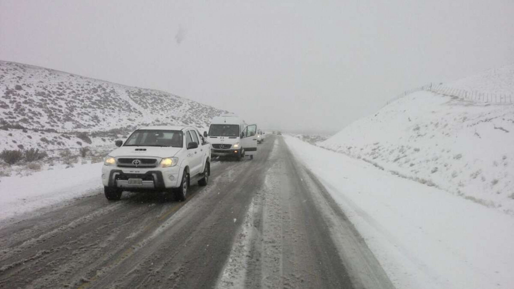 Bomberos advierten: "Evitar salir si no es necesario y manejar con cadenas en caso de hielo"