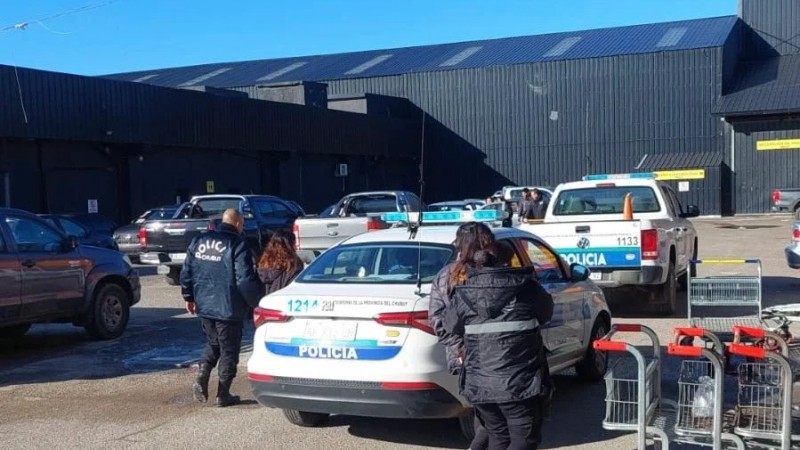 Dos mujeres ocultaron carne y lácteos en sus prendas en un supermercado mayorista de Comodoro