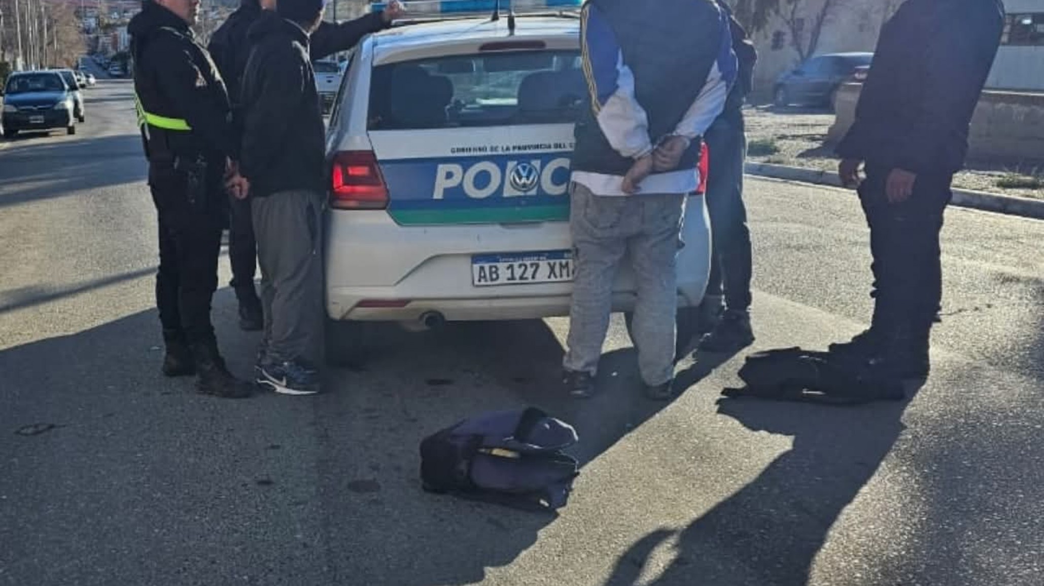 Le dieron una brutal golpiza frente a su hijo de 11 años para robarle una campera