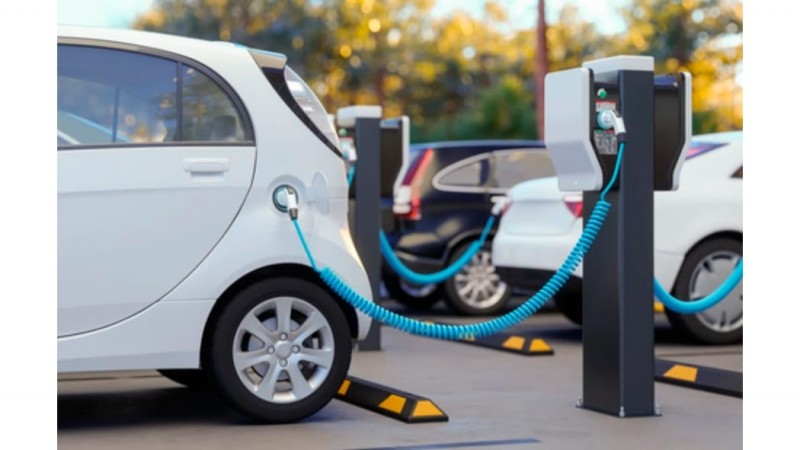 Cachetazo a la industria nacional: el Gobierno abre la puerta a 50 mil autos eléctricos importados sin arancel