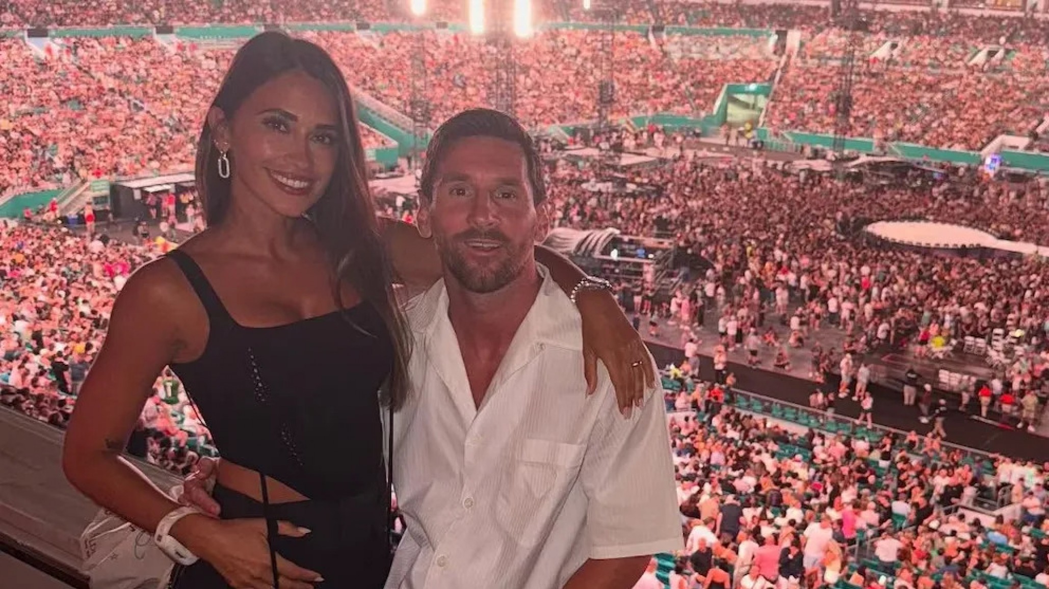 El tierno momento de Messi y Antonela en la "kiss cam" durante el show de Coldplay