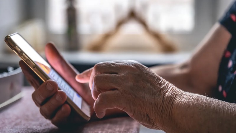 Viajó a ver a su abuela con Alzheimer y la estafó por más de 5 millones de pesos