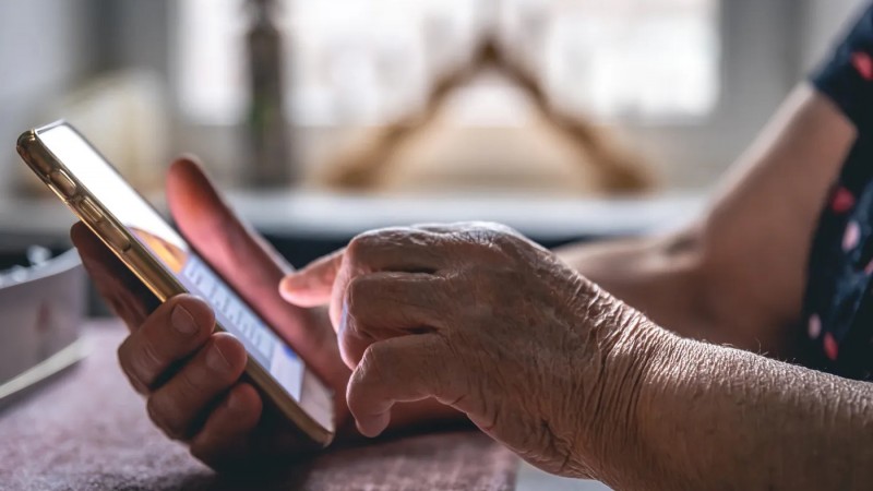 Viajó a ver a su abuela con Alzheimer y la estafó por más de 5 millones de pesos