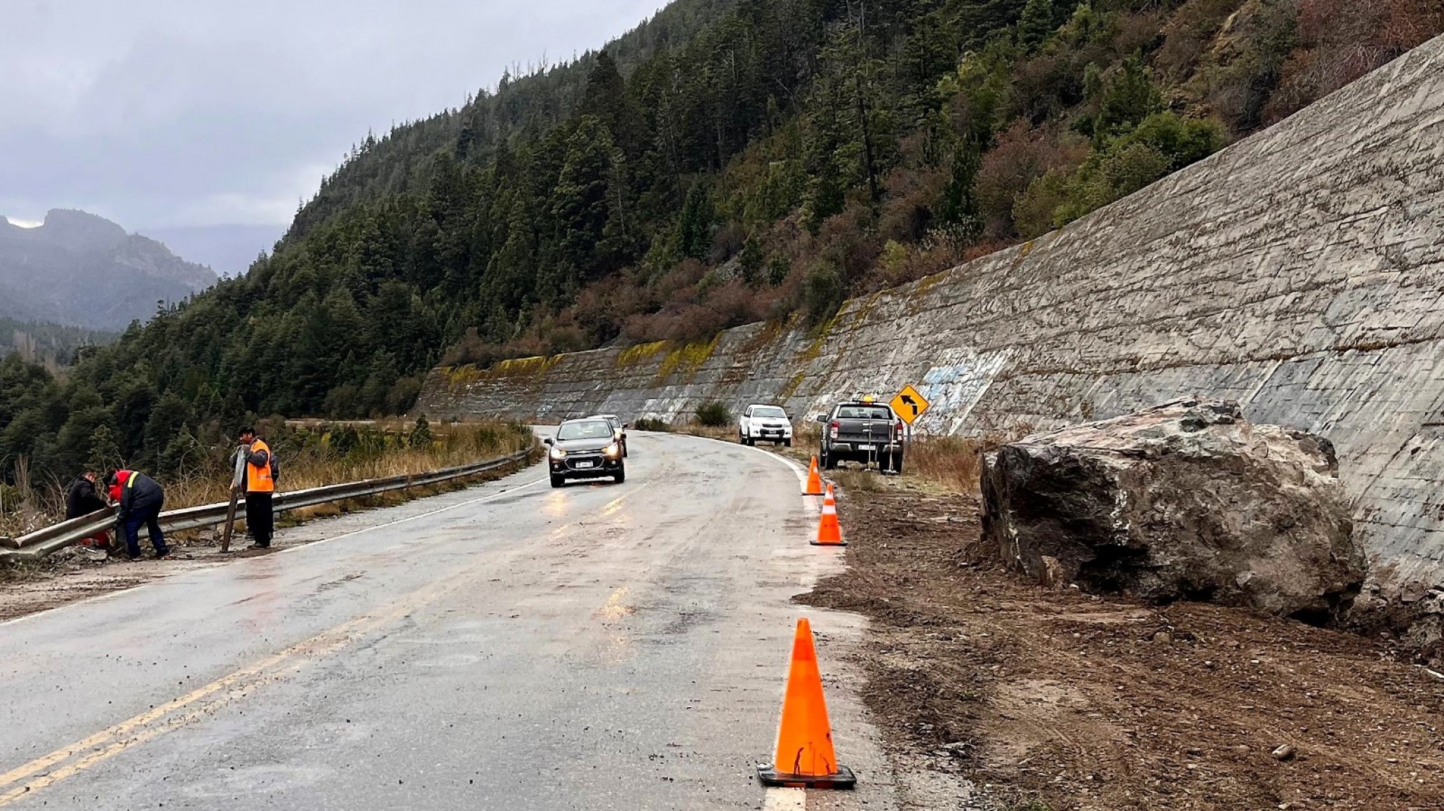 Retiraron una enorme roca en Ruta 40 y habilitan el tramo entre Epuyén y El Hoyo