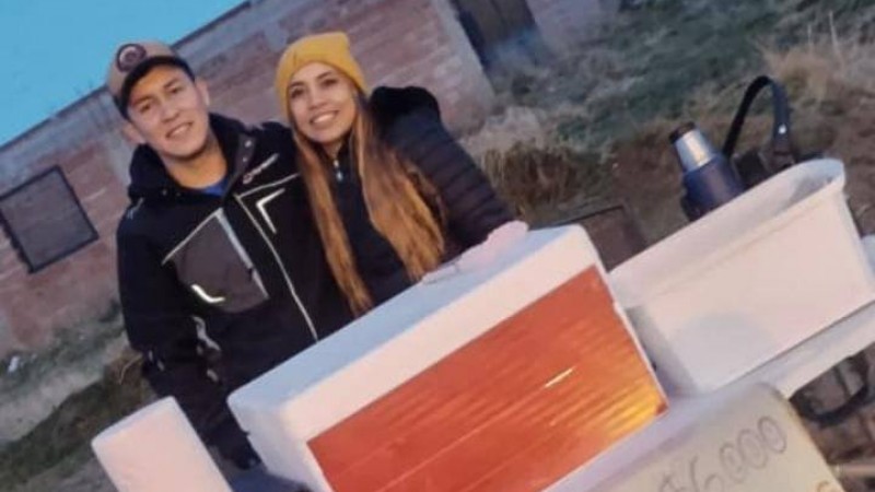 Solidaridad sobre la ruta 26: ex trabajador petrolero vende tortas fritas para los "viejitos" del campo