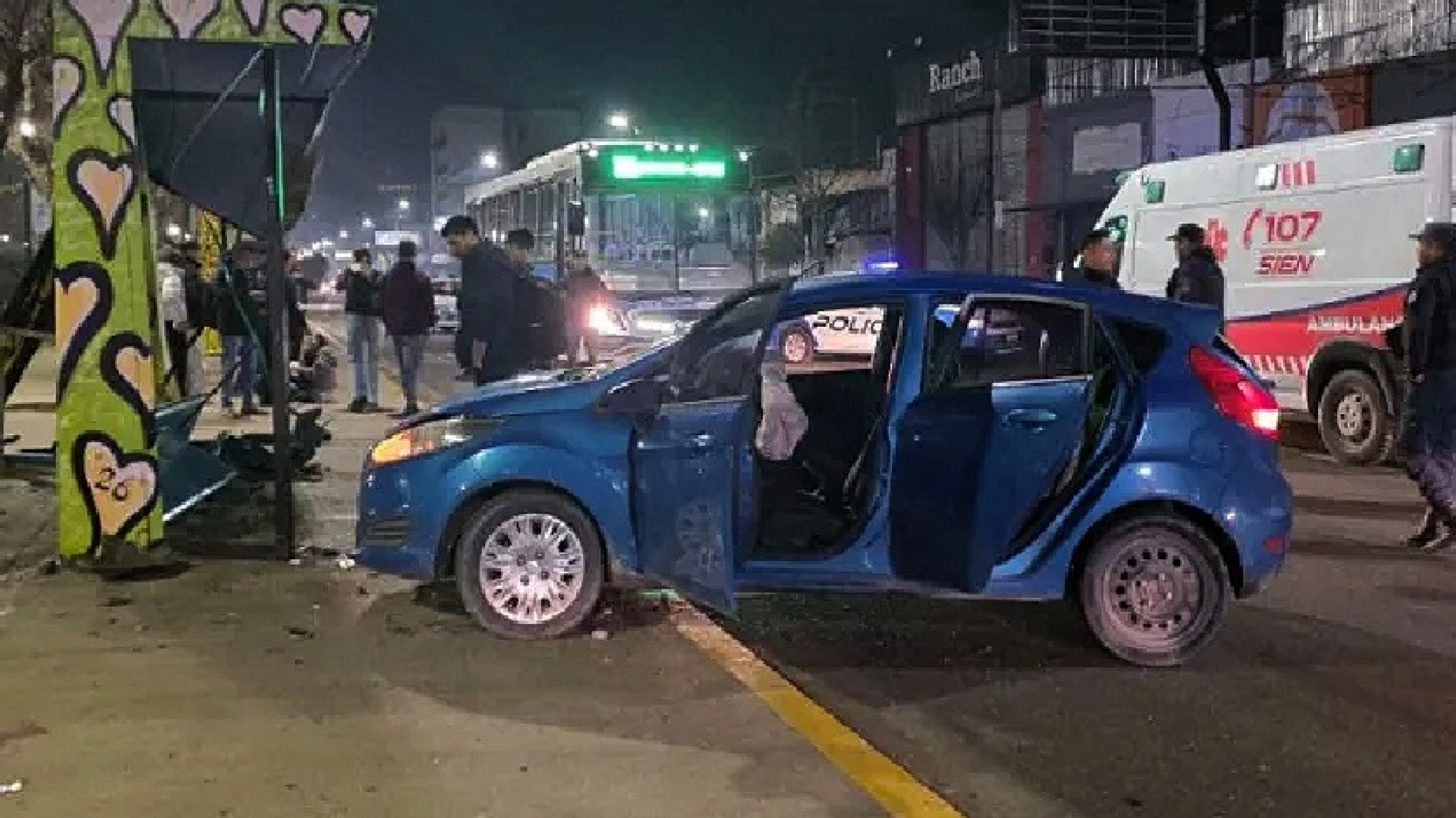 Manejaba borracho y chocó contra una garita de colectivos: siete heridos